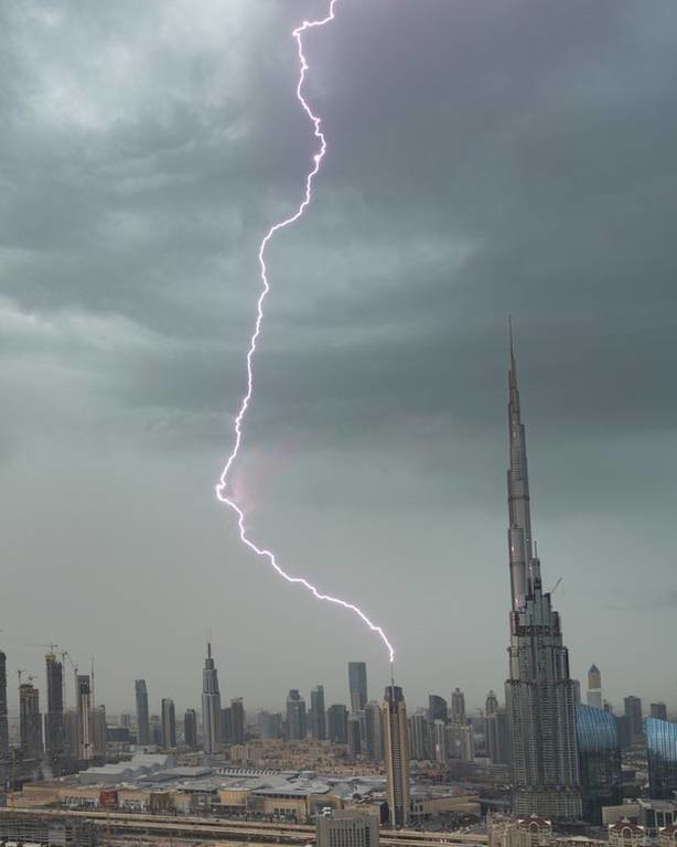  Ισχυρές καταιγίδες συγκλονίζουν το Ντουμπάι – Σκηνές χάους καταγράφουν ερασιτεχνικά βίντεο  