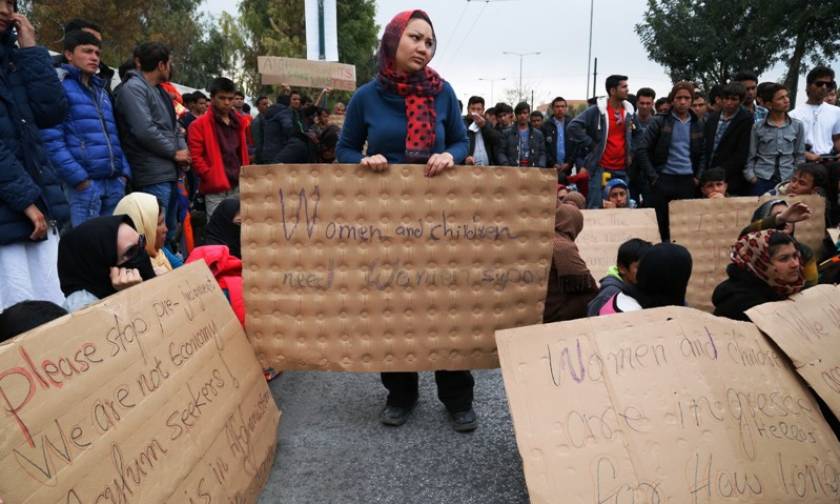 ΜΑΤ εμπόδισαν πορεία μεταναστών με προορισμό την πλατεία Βικτωρίας (pics)