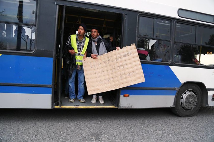 ΜΑΤ εμπόδισαν πορείας μεταναστών με προορισμό την πλατεία Βικτωρίας (pics)