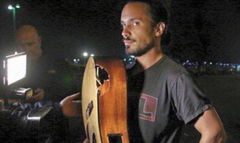 Ισραήλ: Πλανόδιος κιθαρίστας σταμάτησε ένοπλο Παλαιστίνιο... με την κιθάρα του!