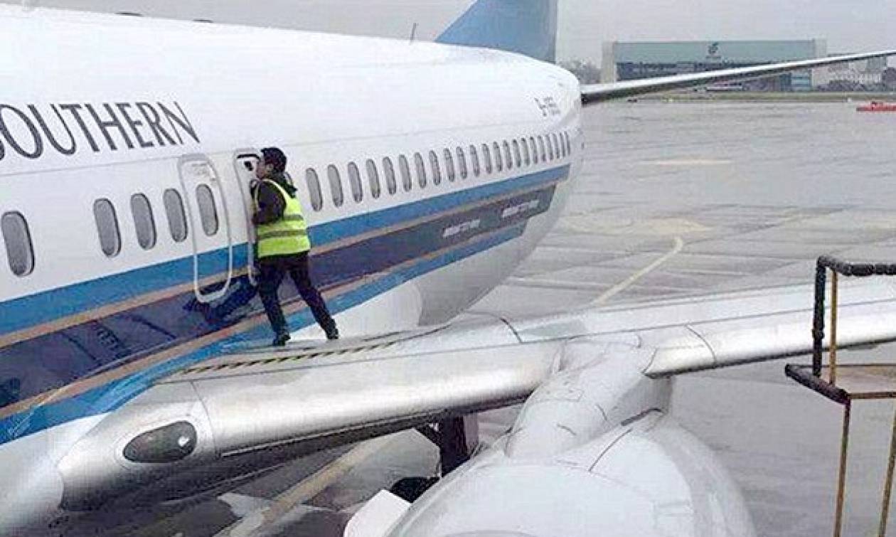 Επιβάτης αεροπλάνου άνοιξε την πόρτα έκτακτης ανάγκης για λίγο «καθαρό αέρα»