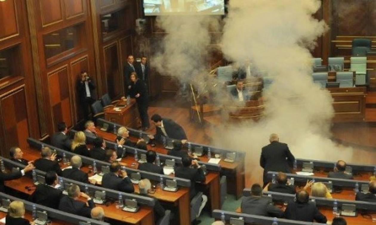 Επιτέλους… τέλος στα δακρυγόνα στη Βουλή του Κοσόβου: Βάζουν σαρωτή σώματος (video)