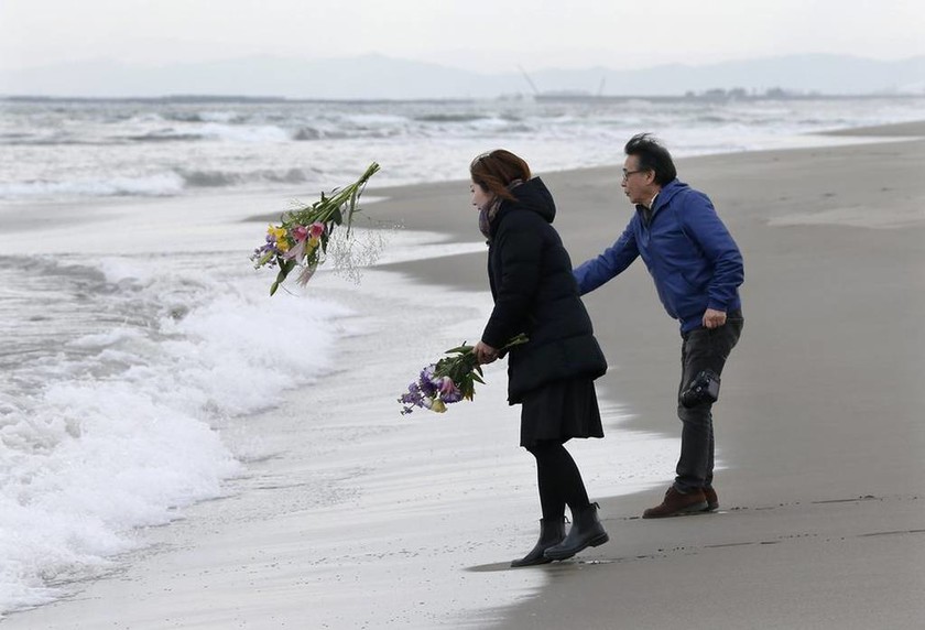 Ιαπωνία: Ενός λεπτού σιγή στη μνήμη των 21.000 θυμάτων του τσουνάμι του 2011 (pics)