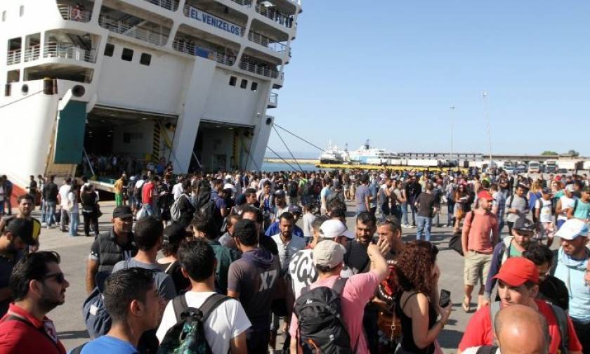 Associated Press: «Αδειάζουν» πέντε ελληνικά νησιά από πρόσφυγες πριν τη Σύνοδο Κορυφής