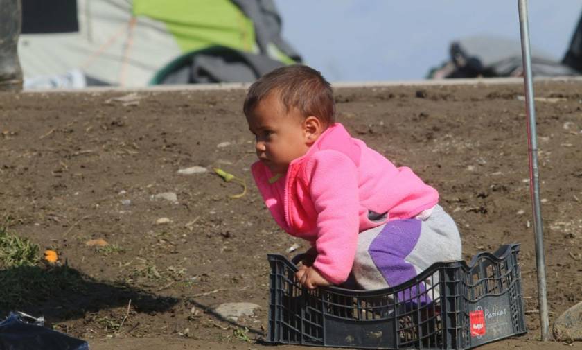 Θλιβερές σκηνές στην Ειδομένη – 12.000 πρόσφυγες στο έλεος του καιρού
