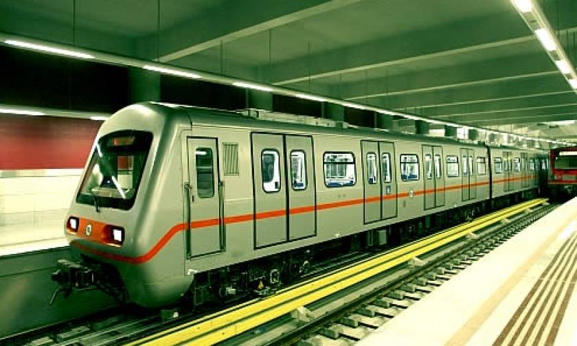 Πανικός στο μετρό: Κουκουλοφόροι εισέβαλαν στον σταθμό «Κεραμεικός»
