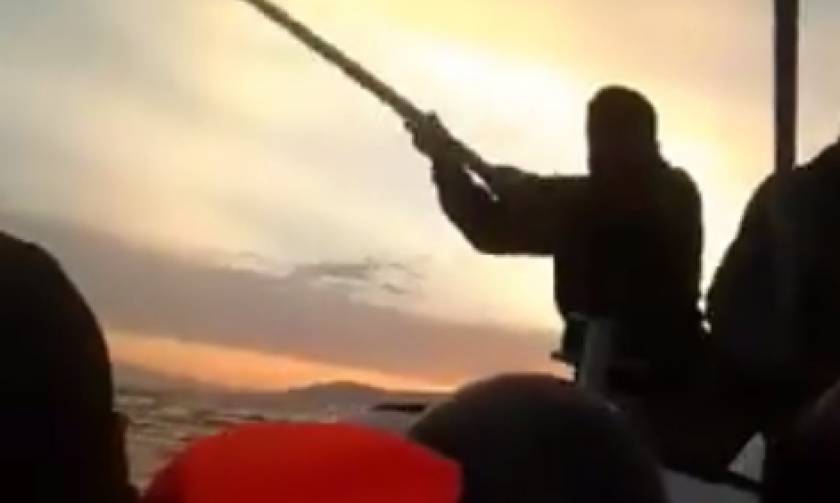 Βίντεο - σοκ από βάρκα προσφύγων: H Τουρκική ακτοφυλακή τους χτυπάει με καδρόνια μεσοπέλαγα!
