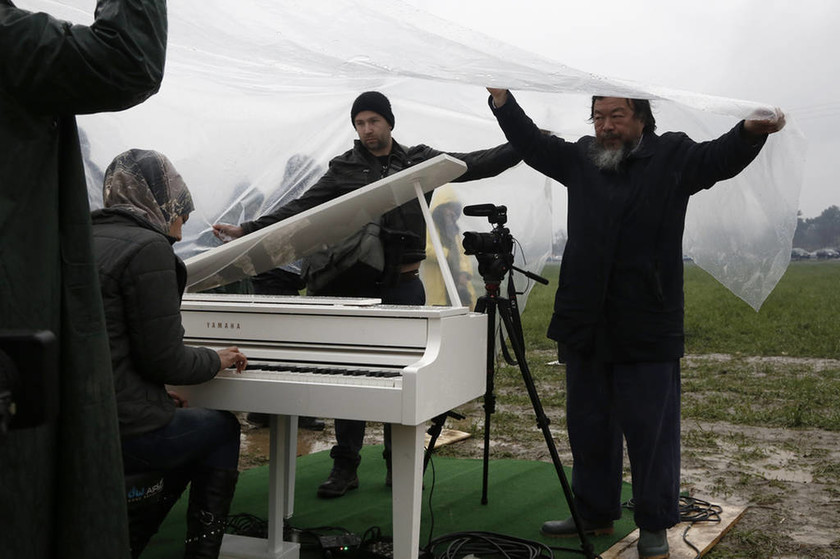 Η Τέχνη νίκησε το πόλεμο - Νεαρή Σύρια έπαιξε πιάνο στον λασπότοπο της Ειδομένης (vid&pics)