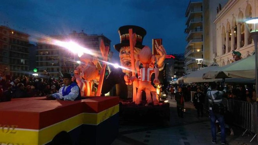 Πάτρα: Χρώμα, κέφι και χορός από χιλιάδες καρναβαλιστές στη Νυχτερινή Ποδαράτη (pics+vids)