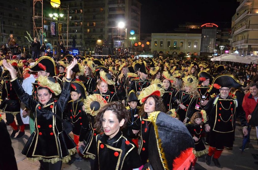 Πάτρα: Χρώμα, κέφι και χορός από χιλιάδες καρναβαλιστές στη Νυχτερινή Ποδαράτη (pics+vids)