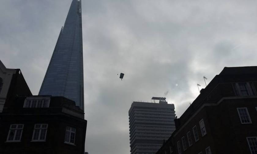 «Βούτηξε» με αλεξίπτωτο από το ψηλότερο κτήριο του Λονδίνου (vid)