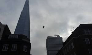 «Βούτηξε» με αλεξίπτωτο από το ψηλότερο κτήριο του Λονδίνου (vid)