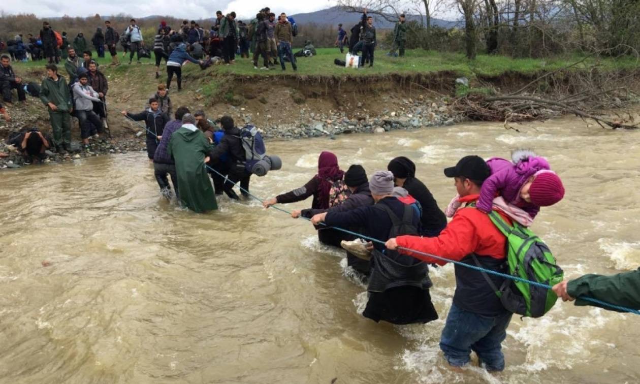 Συγκλονιστικές εικόνες: Πρόσφυγες περνούν χέρι - χέρι ποτάμι στην Ειδομένη