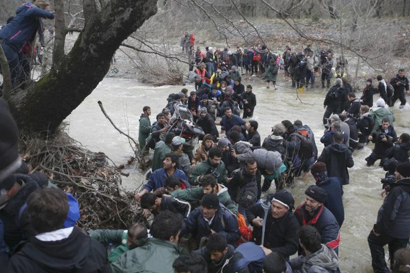 Απελπισία στην Ειδομένη: Πρόσφυγες ψάχνουν για πέρασμα στα Σκόπια