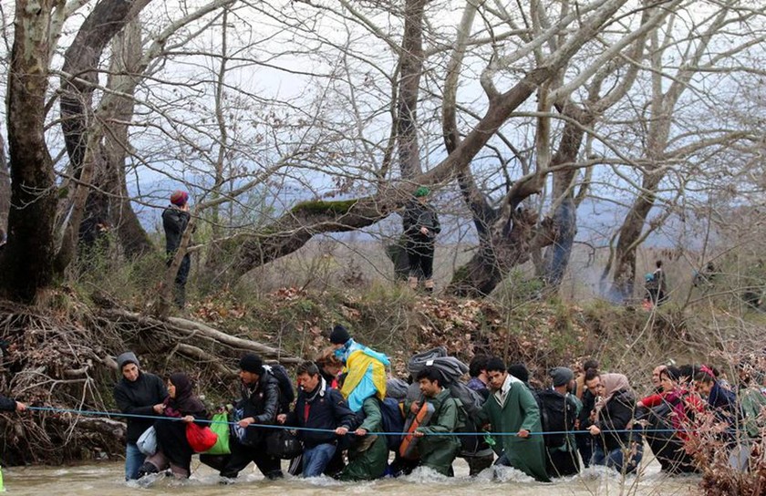 Εικόνες σοκ από τη μαζική φυγή προσφύγων από τον εφιάλτη της Ειδομένης (pics)