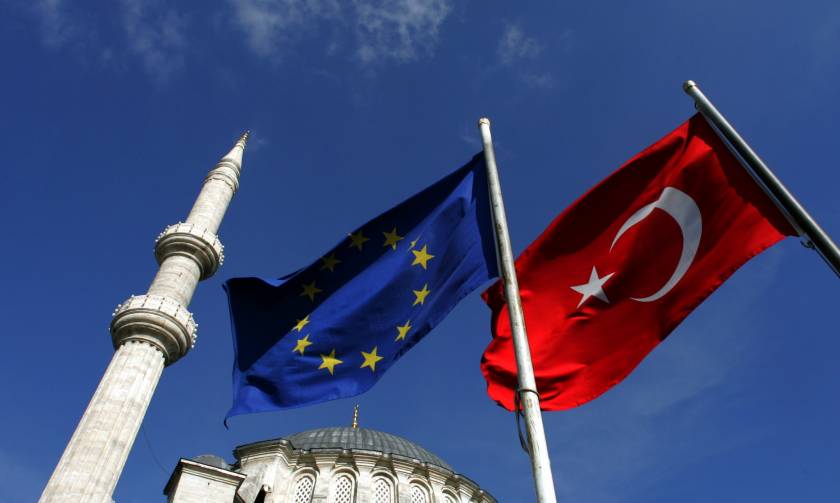 Κομισιόν για Τουρκία: Στο τραπέζι το άνοιγμα των ενταξιακών κεφαλαίων και η απελευθέρωση της βίζας