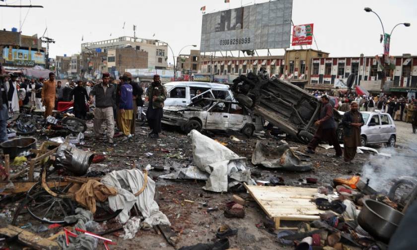 Πακιστάν: Τουλάχιστον 15 νεκροί από βομβιστική επίθεση σε λεωφορείο (vid)