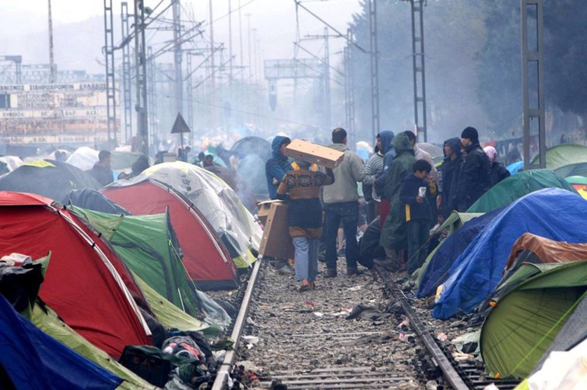 Προσφυγικό: Ξεπερνούν τις 43.000 οι εγκλωβισμένοι στη χώρα - Απελπισία στη λασπωμένη Ειδομένη