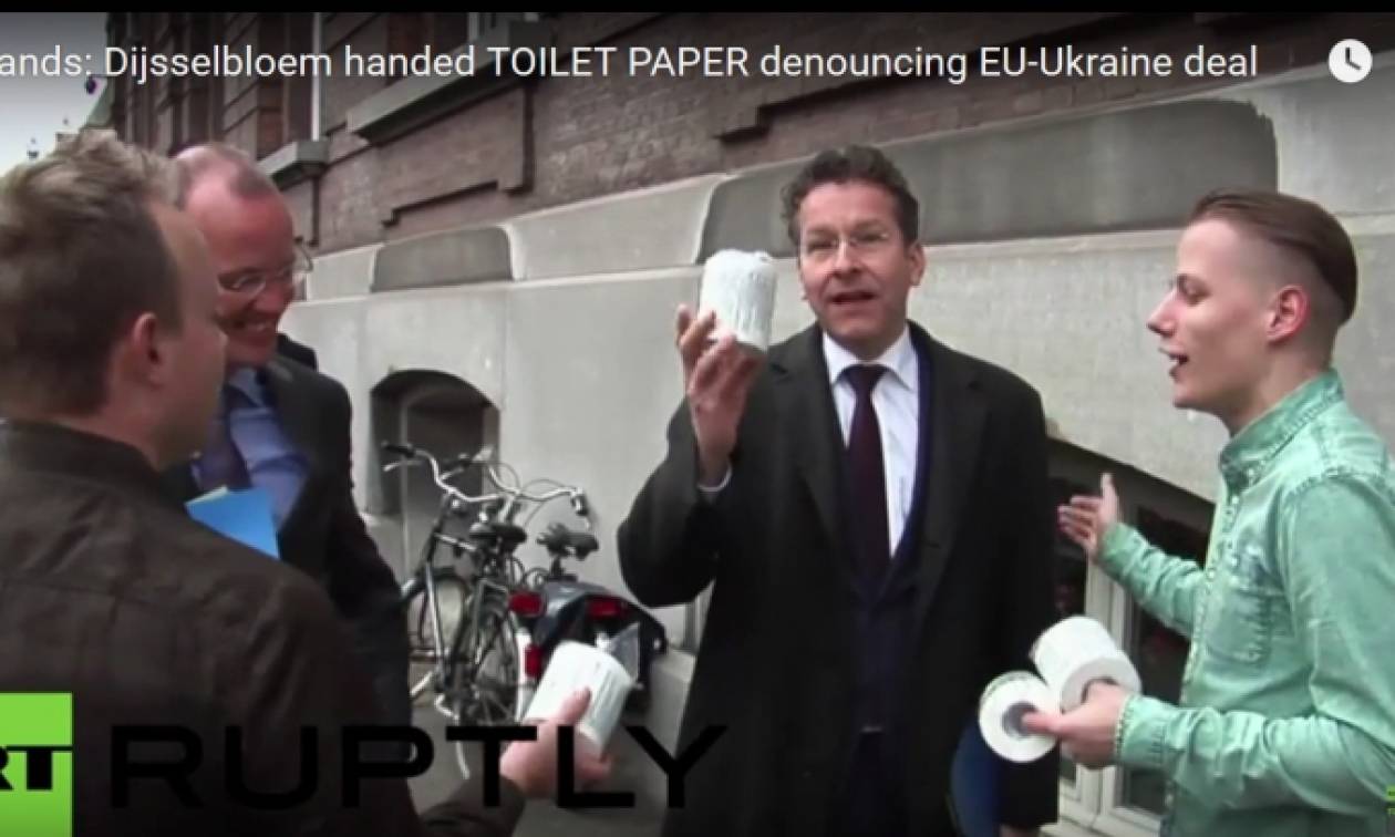 Έδωσαν χαρτιά τουαλέτας στον έκπληκτο Ντάισελμπλουμ έξω απ' την ολλανδική Βουλή (vid)