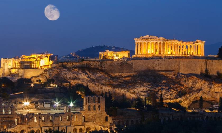 Έτσι ήταν το κέντρο της Αθήνας το βράδυ της Καθαράς Δευτέρας – Οι εικόνες που κάνουν θραύση