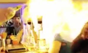 Βίντεο - σοκ: Μπάρμαν έβαλε φωτιά σε πελάτισσα με ένα… κοκτέιλ!
