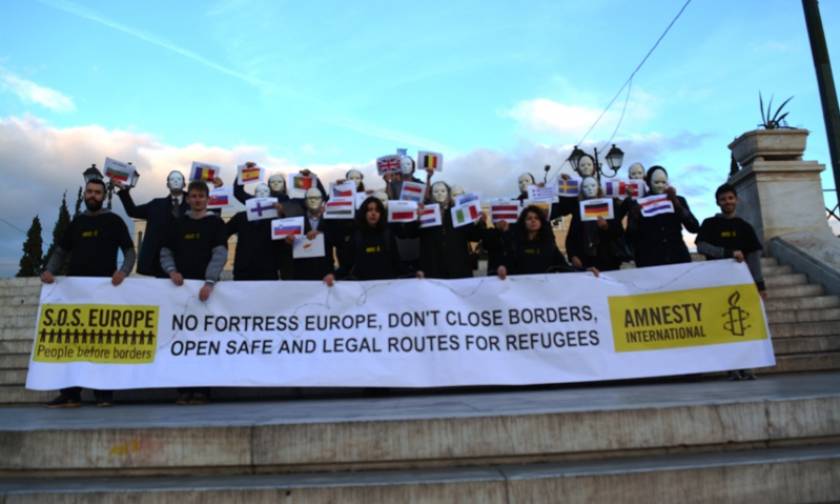 Προσφυγικό: Μια συμβολική κίνηση στην πλατεία Συντάγματος ενόψει της Συνόδου Κορυφής
