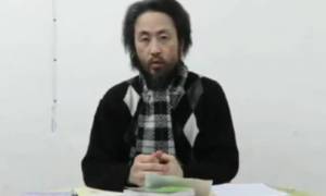 Βίντεο που φέρεται να δείχνει Ιάπωνα όμηρο τζιχαντιστών αναρτήθηκε στο Facebook (vid)