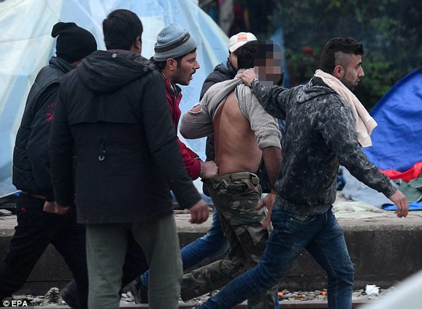 Χάος σε Ειδομένη και Πειραιά με άγριες συμπλοκές μεταξύ προσφύγων και μεταναστών (photos)