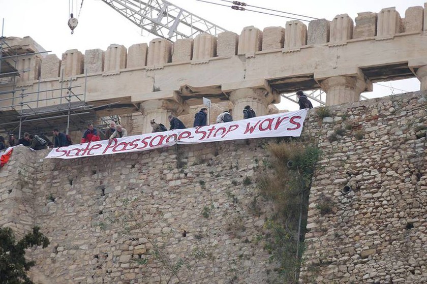 Πανό στην Ακρόπολη υπέρ του ανοίγματος των συνόρων για τους πρόσφυγες (photos)