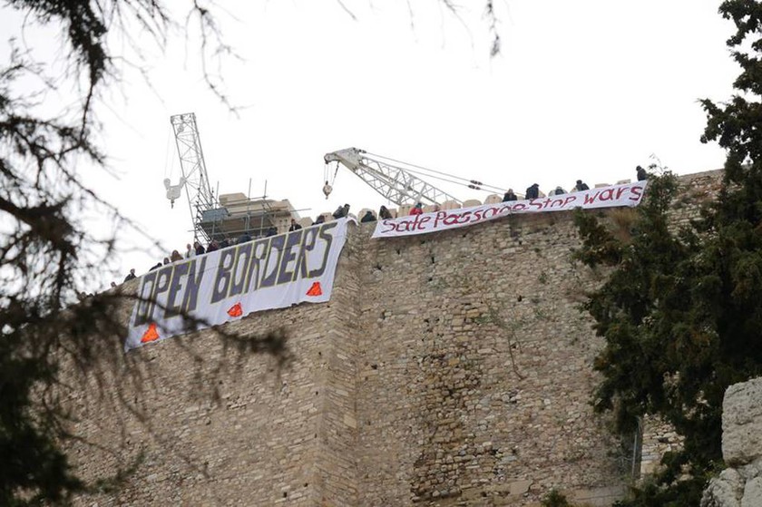 Πανό στην Ακρόπολη υπέρ του ανοίγματος των συνόρων για τους πρόσφυγες (photos)