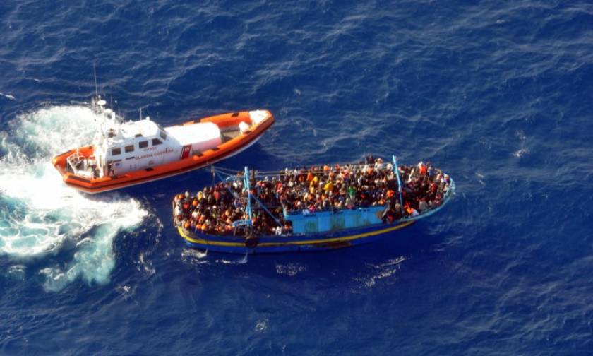 Ιταλία: Το λιμενικό σώμα και το πολεμικό ναυτικό διέσωσαν εκατοντάδες μετανάστες, συνέλεξαν μια σορό
