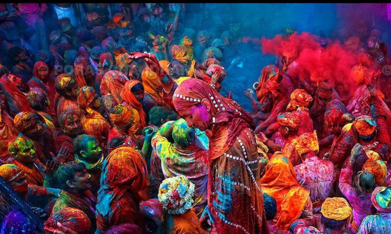 Η Ινδία γιορτάζει τον ερχομό της άνοιξης με το Φεστιβάλ των Χρωμάτων! (vid)