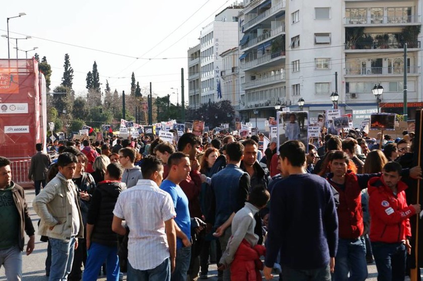 Οι πρόσφυγες κατέβηκαν στους δρόμους της Αθήνας στο συλλαλητήριο κατά του ρατσισμού (pics)