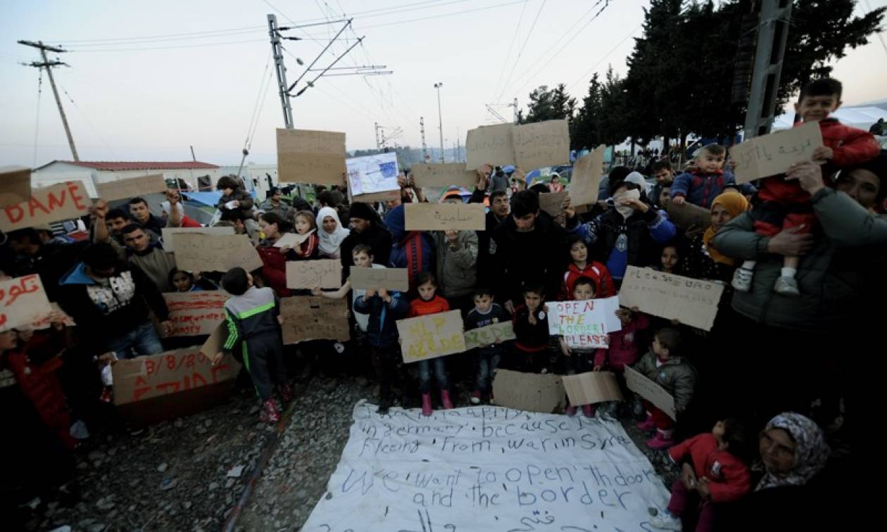 Καθιστική διαμαρτυρία προσφύγων στην Ειδομένη