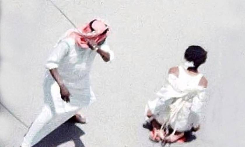 Φρίκη στη Σαουδική Αραβία: Γυναίκα αποκεφαλίζεται στο δρόμο. Ακέφαλα πτώματα κρέμονται από γερανούς