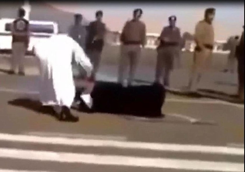 Φρίκη στη Σαουδική Αραβία: Γυναίκα αποκεφαλίζεται στο δρόμο. Ακέφαλα πτώματα κρέμονται από γερανούς 