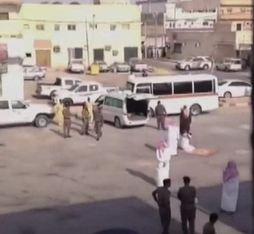 Φρίκη στη Σαουδική Αραβία: Γυναίκα αποκεφαλίζεται στο δρόμο. Ακέφαλα πτώματα κρέμονται από γερανούς 