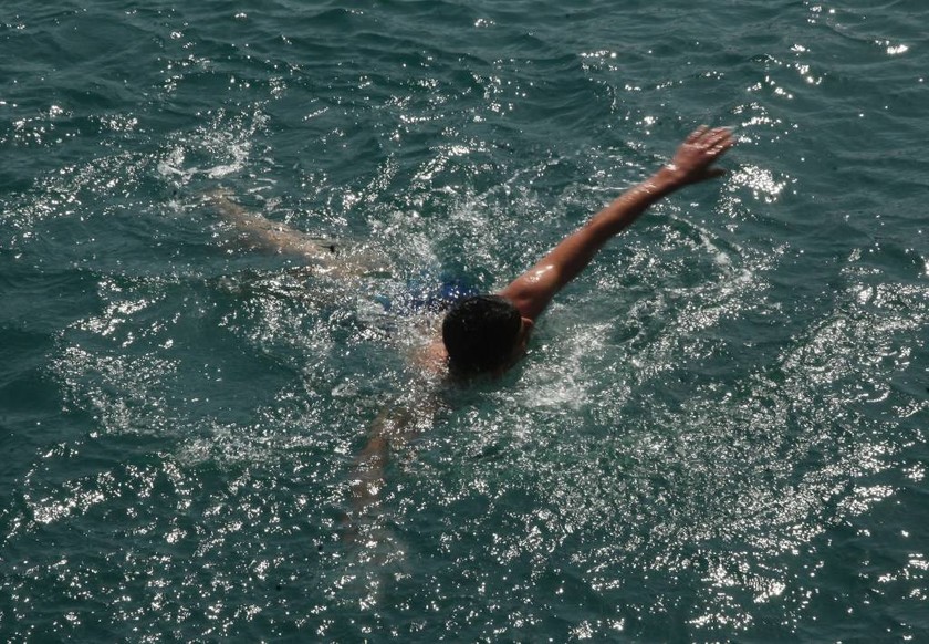 Απίστευτες εικόνες στον Πειραιά: Πρόσφυγες βουτούν στο λιμάνι για να κάνουν μπάνιο (photos)