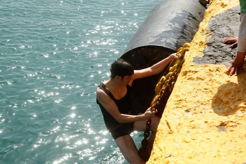 Απίστευτες εικόνες στον Πειραιά: Πρόσφυγες βουτούν στο λιμάνι για να κάνουν μπάνιο (photos)