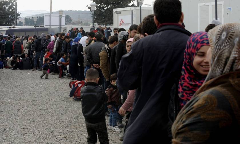 Μεταφέρονται 1.000 προσφύγες από τον Πειραιά στα Γιαννιτσά