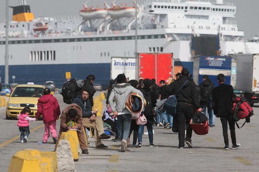 Από τον Πειραιά στο Μεταγωγών 150 μετανάστες με κλούβα της αστυνομίας