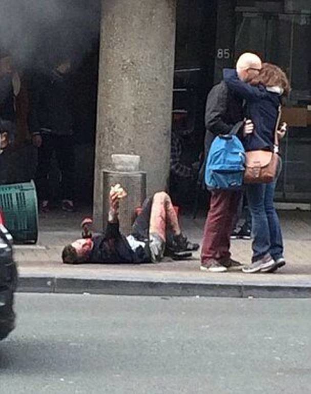 Τρομοκρατικές επιθέσεις Βρυξέλλες: Η φωτογραφία κάνει το γύρο του κόσμου και συγκλονίζει!