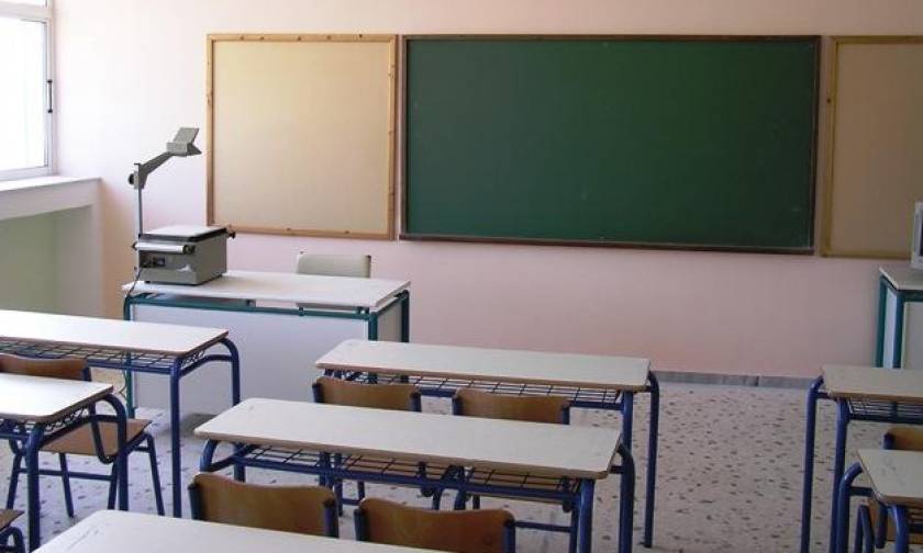 Σοκ σε δημοτικό σχολείο στα Τρίκαλα - Άνδρας κάρφωσε στο λαιμό του ένα μαχαίρι