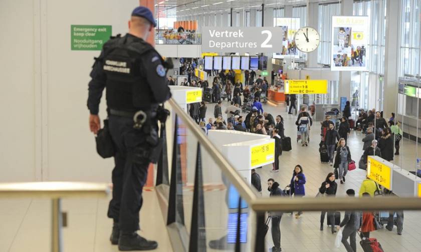Die Welt: Η Κομισιόν εξετάζει αυστηρότερα μέτρα ασφαλείας στα αεροδρόμια
