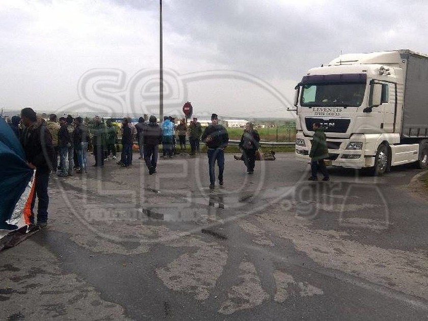 Πρόσφυγες έκλεισαν την εθνική οδό Θεσσαλονίκης - Κιλκίς (photos)