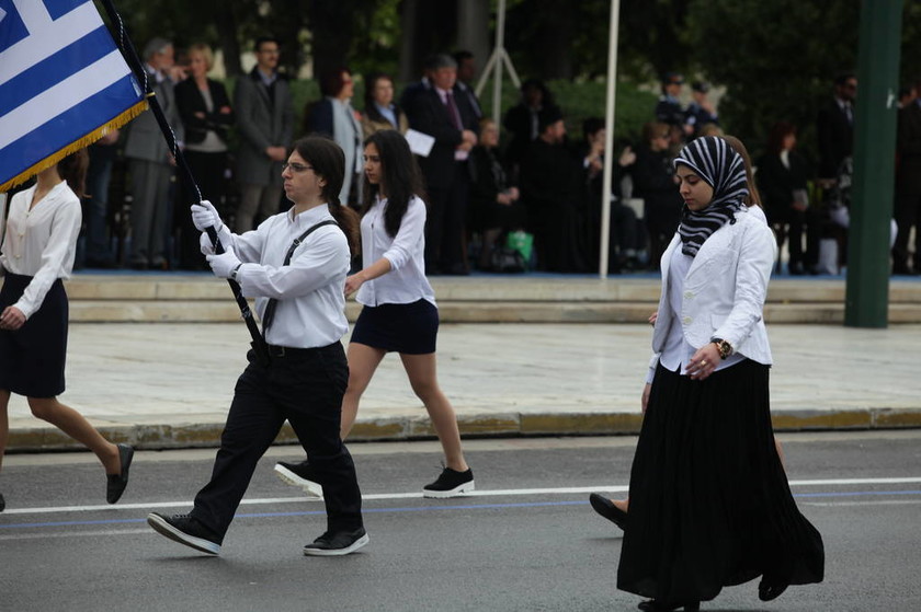 Πρωτοφανές: Μαθήτρια παρέλασε με μαντήλα στην Αθήνα! (pics)