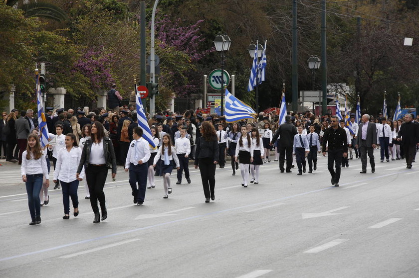 25η Μαρτίου: Ολοκληρώθηκε η μαθητική παρέλαση στο Σύνταγμα (photos)