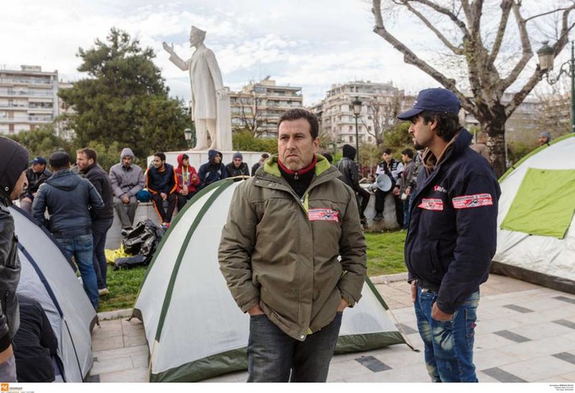 Πρόσφυγες κατασκήνωσαν στην πλατεία Αριστοτέλους (pics&vid)