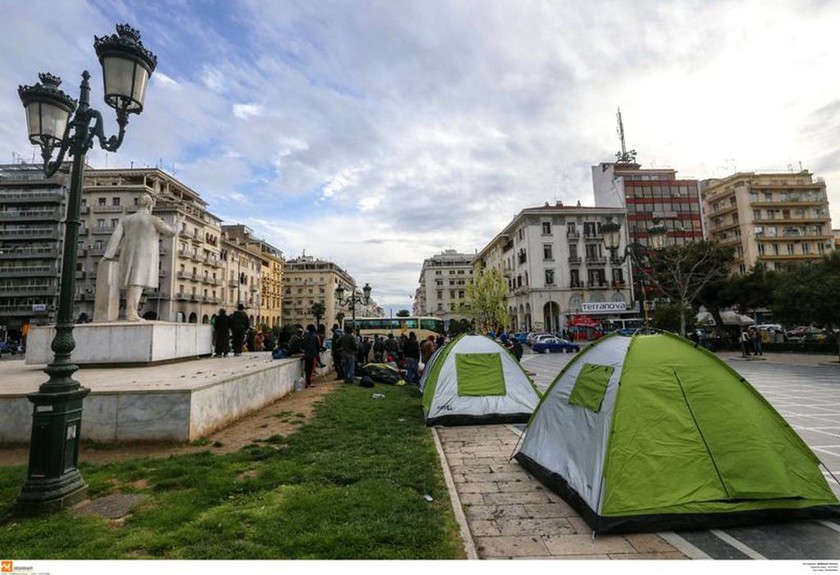 Πρόσφυγες κατασκήνωσαν στην πλατεία Αριστοτέλους (pics&vid)