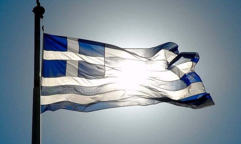 O 76χρονος Λαμιώτης που ρισκάρει τη ζωή του για την ελληνική σημαία (vid)